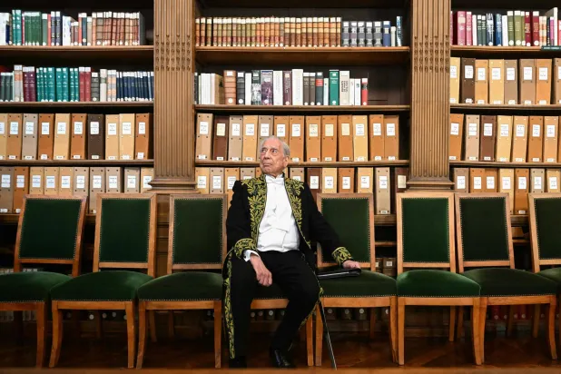 الكاتب ماريو فارغاس يوسا في الأكاديمية الفرنسية بباريس فبراير 2023 (أ.ف.ب)