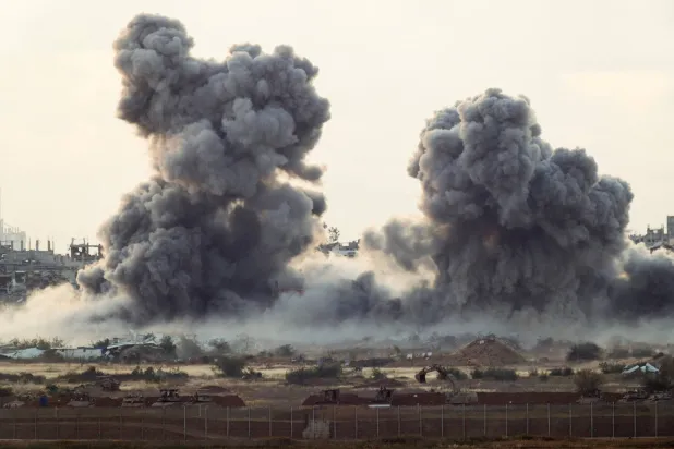 الدخان يتصاعد من قطاع غزة جراء غارات إسرائيلية (رويترز)