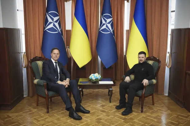 الأمين العام لحلف شمال الأطلسي مارك روته (يسار) والرئيس الأوكراني فولوديمير زيلينسكي يلتقطان صورة خلال لقائهما في أوديسا (أ.ب)
