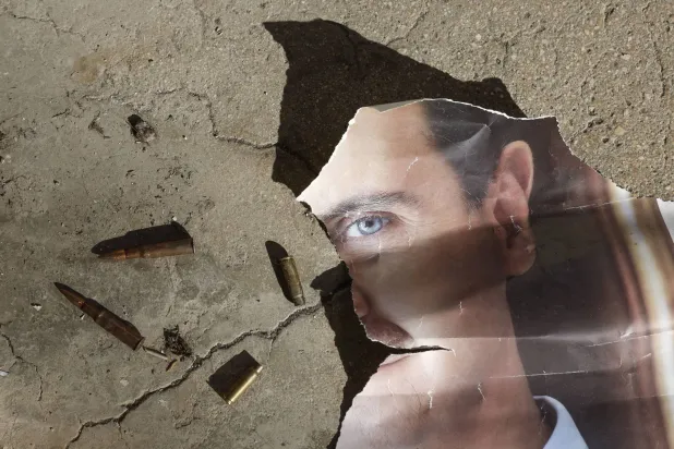 بقايا صورة لبشار الأسد في قاعدة المزة الجوية بدمشق (أ.ف.ب)