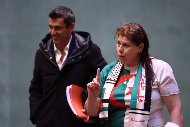 صوفيا بن لمان مع المحامي فريدريك ليلارد (أ.ف.ب)