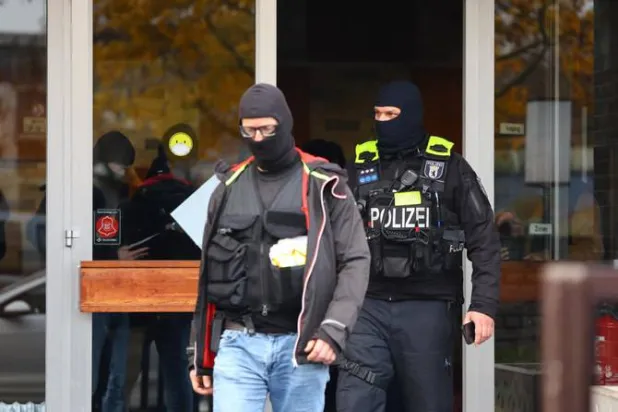 عناصر من الشرطة الألمانية خلال مداهمة مركز في منطقة نويكولن بألمانيا بعد الاشتباه في دعمه «حزب الله» اللبناني (رويترز-أرشيفية)