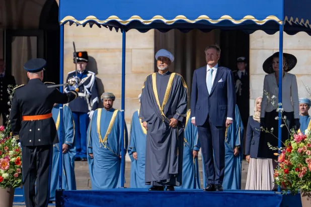 جانب من مراسم الاستقبال الرسميّة للسُّلطان هيثم بن طارق بالقصر الملكي بالعاصمة أمستردام بمناسبة زيارة «دولة» يقوم بها إلى هولندا بحضور الملك ويليام ألكسندر ملك هولندا وقرينته الملكة مكسيما (العمانية)
