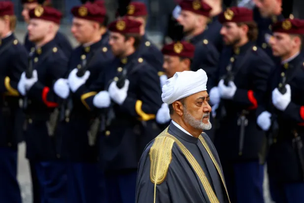 السلطان هيثم بن طارق يحضر مراسم وضع إكليل من الزهور على النصب التذكاري الوطني في أمستردام (رويترز)