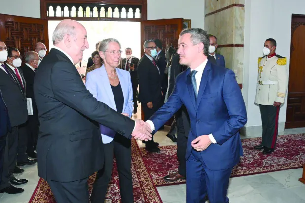 
الرئيس الجزائري مستقبلاً وزير الداخلية (وزير العدل حالياً) ورئيسة الوزراء الفرنسيين في الجزائر نهاية 2022 (الرئاسة الجزائرية)