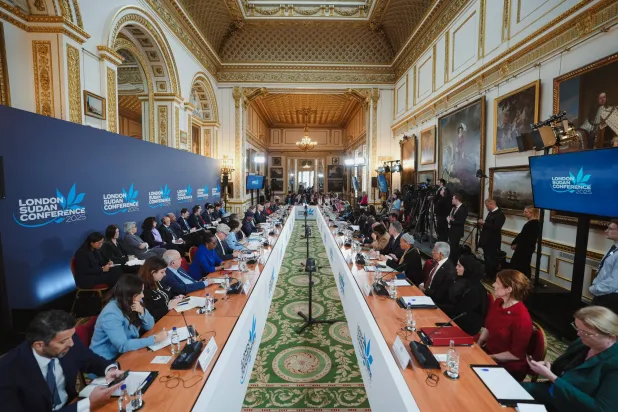 المشاركون في مؤتمر لندن حول السودان أثناء اجتماعهم