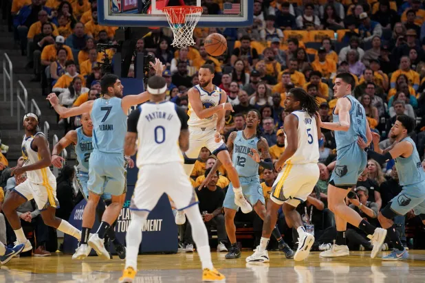 منافسة شرسة وقوية شهدتها المباراة (رويترز)