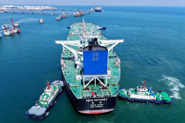 ناقلة النفط الخام «نيو أوديسي» في ميناء تشينغداو بمقاطعة شاندونغ شرق الصين (أ.ف.ب)