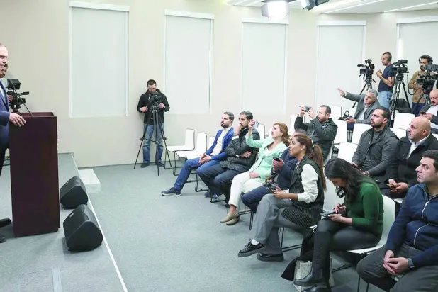 الناطق الرسمي باسم الحكومة الأردنية محمد المومني خلال إعلان تفاصيل القبض على خلايا إرهابية في عمَّان أمس (بترا)