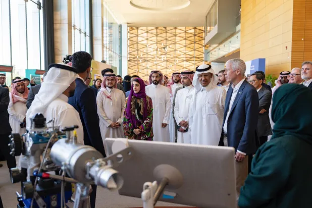 رايت وإلى جانبه عبد العزيز بن سلمان خلال الزيارة إلى جامعة الملك عبد الله للعلوم والتقنية (وزارة الطاقة)