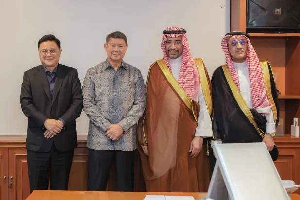 صورة تجمع بندر الخريّف مع هاشم جوجوهادكيسومو في جاكرتا (وزارة الصناعة السعودية)