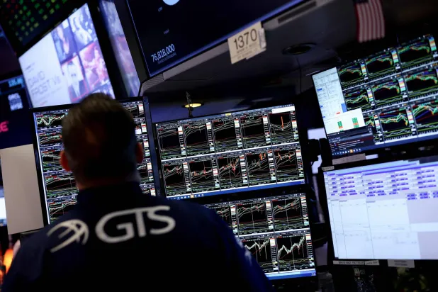 متداول يراقب شاشة للأسهم ببورصة نيويورك (أ.ف.ب)