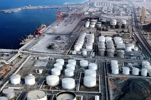 صهاريج تخزين النفط الخام في «منطقة الفجيرة للصناعة البترولية (فوز)»... (الموقع الإلكتروني لميناء الفجيرة)