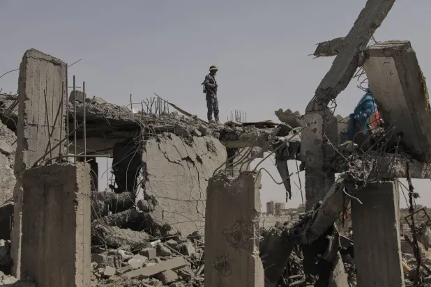 آثار قصف أميركي على مبنى تابع للجماعة الحوثية في صنعاء (أ.ب)