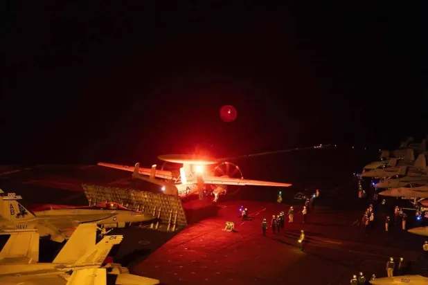 طائرة المراقبة «هوك آي» تقلع من على متن حاملة الطائرات «هاري ترومان» (الجيش الأميركي)