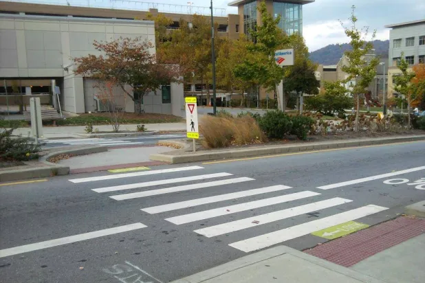 اختراق إشارات المرور في وادي السيليكون... رسائل ساخرة بصوت ماسك وزوكربيرغ