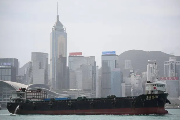 سفينة حاويات تدخل ميناء فيكتوريا في هونغ كونغ (أ.ف.ب)