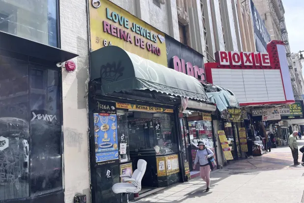 صورة من واجهة محل «لوف جويلز» الذي تعرّض للسرقة 15 أبريل 2025 في لوس أنجليس بالولايات المتحدة (أ.ب)