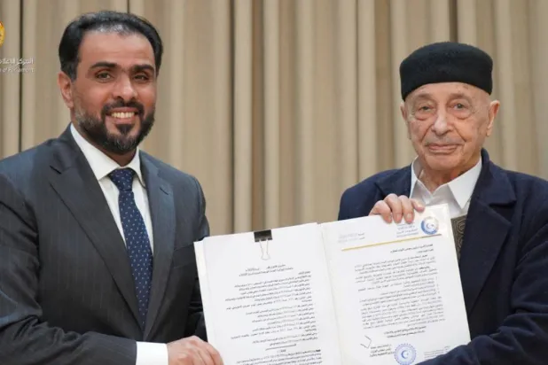 عقيلة صالح مستعرضاً مشروع الميزانية مع أسامة حماد (مكتب صالح)