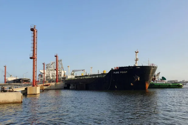 سفينة تحمل شحنة نفط راسية بميناء كراتشي بباكستان (رويترز)