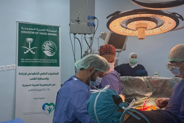 من داخل غرفة العمليات خلال يومها الثاني ضمن المشروع الطبي التطوعي لجراحة وقسطرة القلب في سوريا بمساهمة سعودية (حساب جمعية البلسم على إكس)