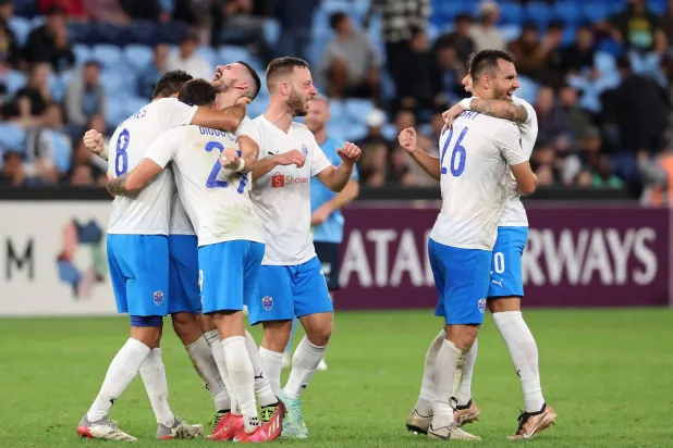 فرحة لاعبي ليون بالتأهل (أ.ف.ب)