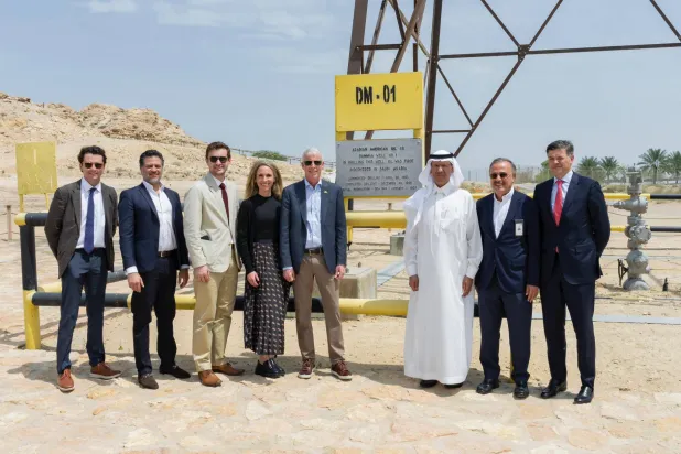 عبد العزيز بن سلمان ورايت خلال زيارة أول بئر نفطية في السعودية (وزارة الطاقة)