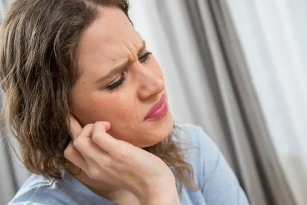 طنين الأذن حالة شائعة تُصيب ما بين 10 و25 في المائة من البالغين عالميّاً (متداولة)