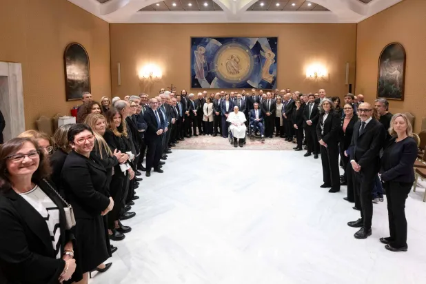 البابا يلتقي الطاقم الطبي في مستشفى جيميلي ويشكره (رويترز)