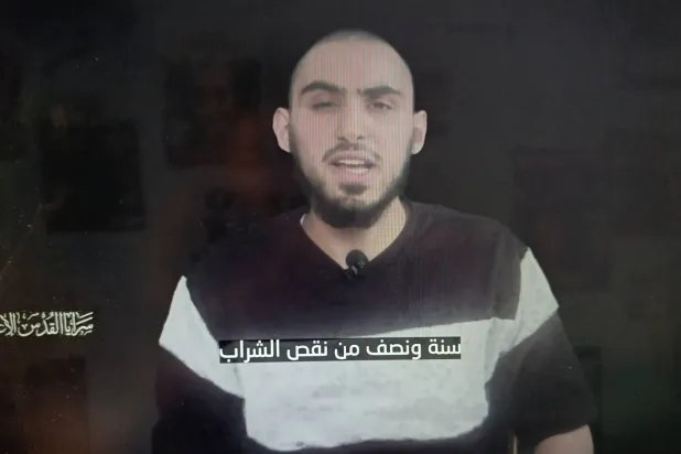 صورة من الفيديو الذي نشرته «سرايا القدس» للمحتجَز الإسرائيلي روم بارسلافسكي اليوم