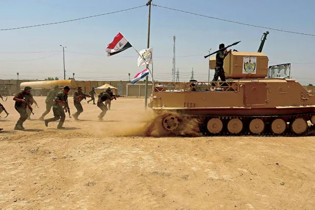 تمرين عسكري لفصائل من «الحشد الشعبي» (أ.ب)