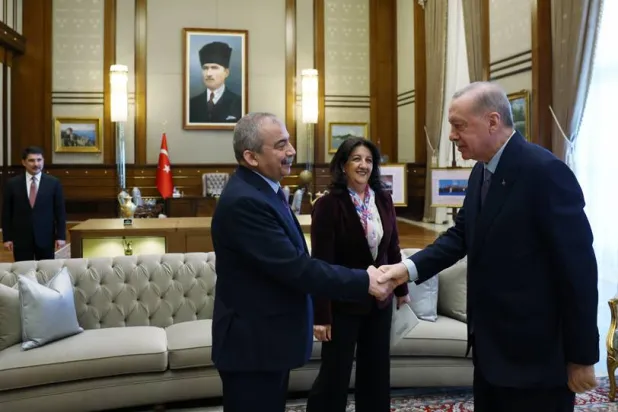 إردوغان مصافحاً النائب سري ثريا أوندر خلال استقباله «وفد إيمرالي» الخميس الماضي (الرئاسة التركية)