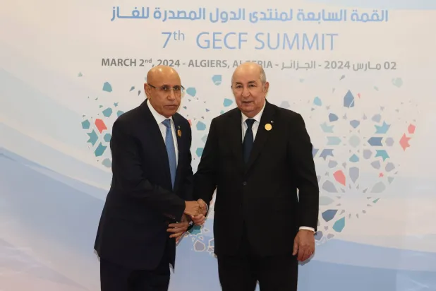 مصافحة بين الرئيس الجزائري ونظيره الموريتاني على هامش القمة السابعة لـ«منتدى الدول المصدرة للغاز»... (إ.ب.أ)
