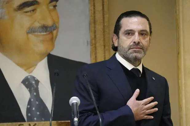 رئيس الوزراء اللبناني الأسبق سعد الحريري يقف أمام صورة والده الراحل رفيق الحريري في منزله وسط بيروت (أ.ب)