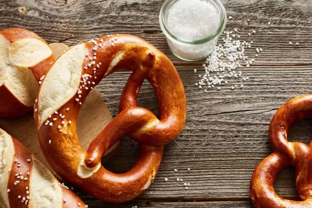 البرتزل لا يحتوي عادةً على سكريات مضافة لكن مكونه الأساسي هو دقيق القمح المُكرر الغني بالغلوتين الذي يرفع مستوى السكر في الدم بسرعة (رويترز)