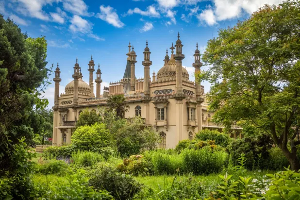قصر الريجنسي بمدينة برايتون ألهم مجموعة من المجوهرات بطبيعته ومعماره (غيتي)