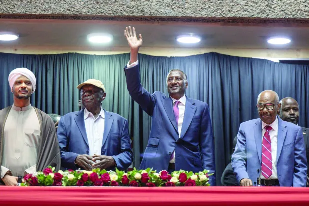 عبد الرحيم دقلو (شقيق حميدتي / وسط) محاطاً بممثلي الأحزاب السياسية المؤيدة لحكومة الوحدة في نيروبي أمس (أ.ف.ب)