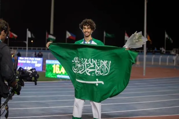 هاشم حكيم محتفلاً بالإنجاز (الشرق الأوسط) 