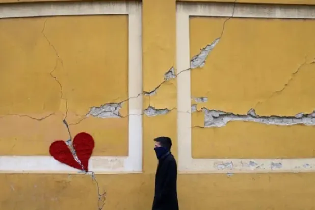 وفق علم النفس فإنّ الشفاء من الانفصال العاطفي قد يستغرق سنتَين أحياناً (رويترز)