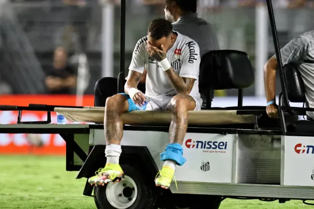 نيمار يغادر الملعب باكياً بعد الإصابة (رويترز)