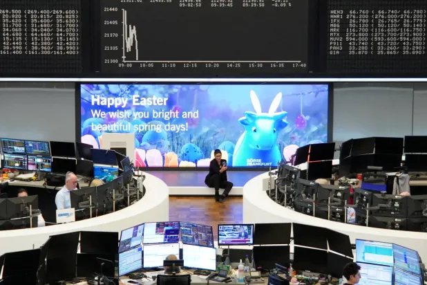 رسم مؤشر أسعار الأسهم الألماني «داكس» في بورصة فرانكفورت (رويترز)