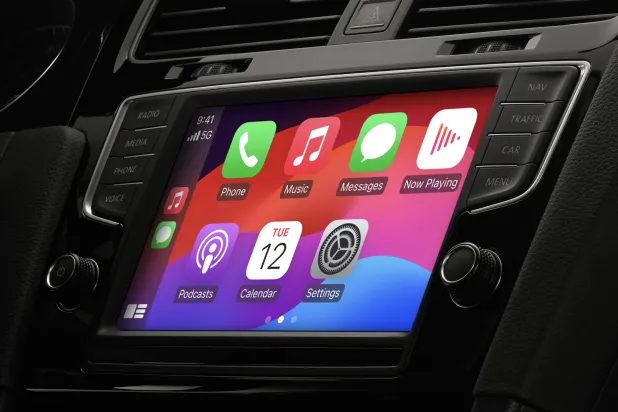 واجه مستخدمو «آيفون» خللاً في خدمة «كاربلاي» اللاسلكي بعد تحديث «iOS 18.4» الذي تسبب في فشل الاتصال بالسيارة أو انقطاعه المفاجئ أثناء القيادة (آبل)