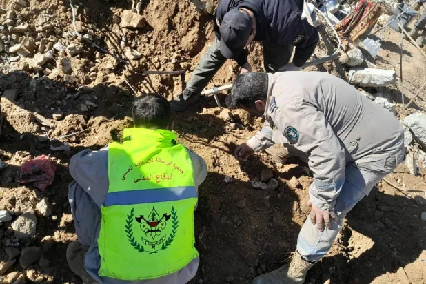 عناصر من الدفاع المدني يعاينون موقع غارة إسرائيلية في عيترون (متداولة)