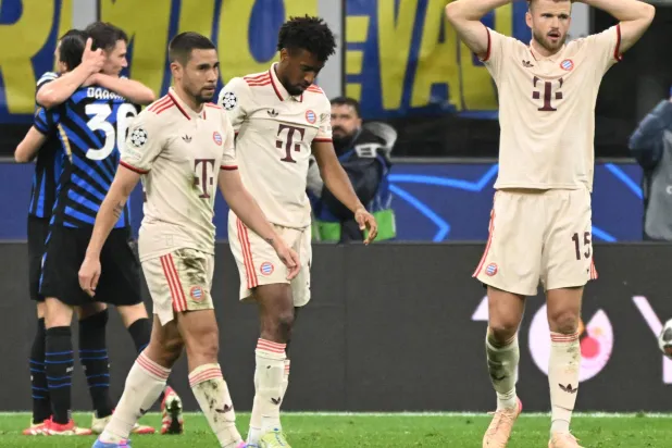 لاعبو نادي بايرن ميونيخ يظهرون حزنهم في نهاية مباراة إياب ربع نهائي دوري أبطال أوروبا لكرة القدم (إ.ب.أ)