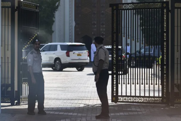 موكب المبعوث الأميركي إلى الشرق الأوسط ستيف ويتكوف بمقر المحادثات في مسقط (أ.ب)