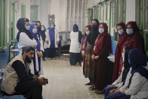 ينتظر أعضاء فريق العمل مديرهم في وحدة التغذية العلاجية التابعة لمنظمة «العمل ضد الجوع» بكابل الثلاثاء 15 أبريل 2025 (أ.ب)