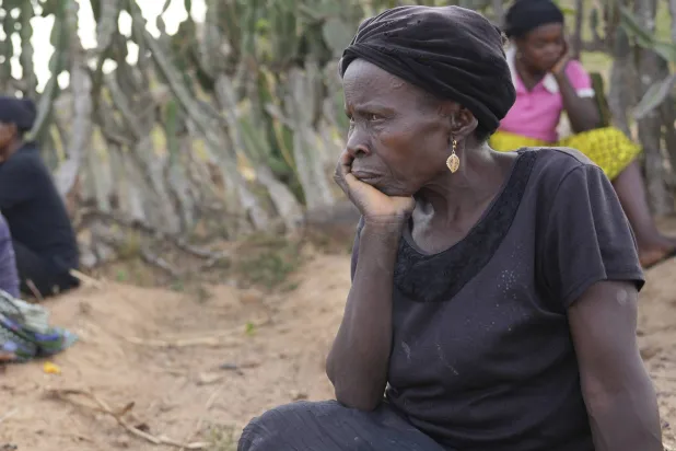 امرأة تنعى أحد أفراد أسرتها بعد هجوم شنّه مسلحون على مجتمع زيكي الزراعي شمال وسط نيجيريا الثلاثاء 15 أبريل 2025 (أ.ب)