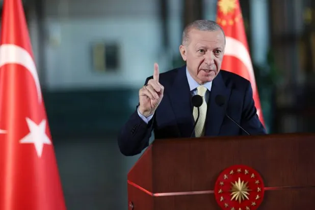 الرئيس التركي رجب طيب إردوغان متحدثاً إلى دفعة جديدة من قوات الكوماندوز خلال حفل تخرجها الخميس (الرئاسة التركية)