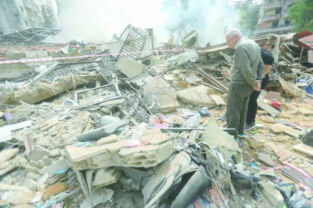 مواطن لبناني يتفقد أحد المواقع التي استُهدفت في جنوب لبنان مارس الماضي (أ.ف.ب)