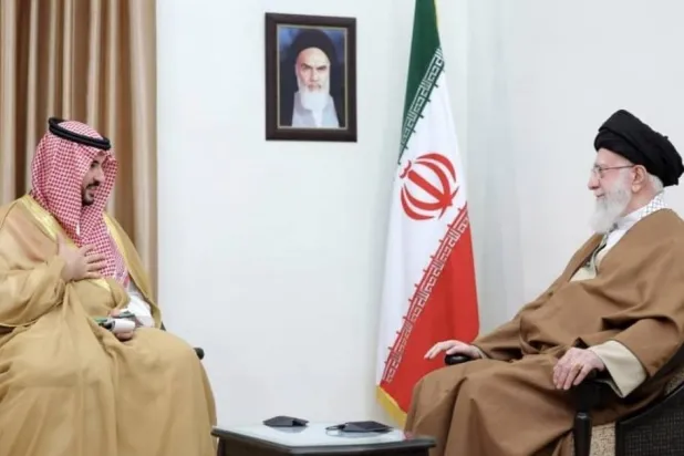 الأمير خالد بن سلمان لدى لقائه علي خامنئي في طهران الخميس (وكالة تسنيم)